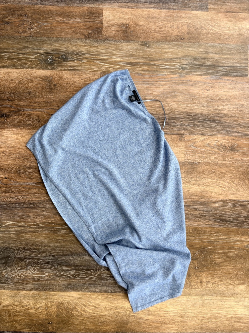 NWOT  Tahari cashmere blend grey blue travel wrap one size fits all